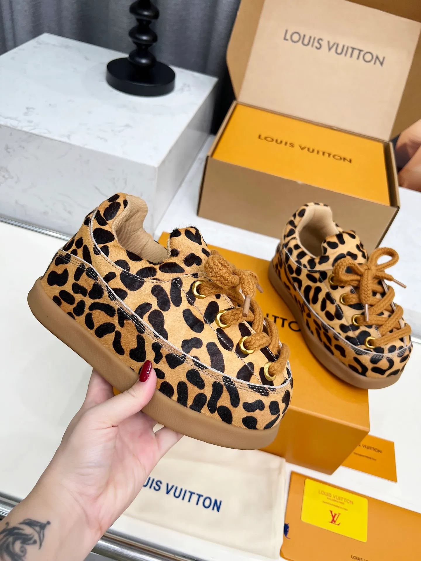 [L Family] P: 740💰 Couple model, size: women 35-41 (customized at 41 for women), 39-46 for men (customized at 45.46) The 2025 iteration of this Time Out sneaker, couple model, LV co-branded nigo, donkey brand, Louis Vuitton, ugly, cute😍Many Internet celebrities have shown off their feet, a classic and versatile item. Fabric: Imported high mercerized cow suede. Lining: high-grade elastic mesh, outsole: original molded outsole, palm print rubber outsole with hidden L letter and Monongram flower.